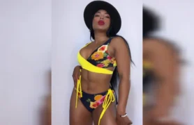 Vanessa Roa de chapéu balançando seu rabo maravilhoso
