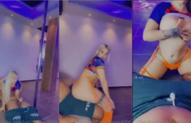 Lablondeer, a gata de mini saia xadrez, arrasando no pole dance com todo seu rebolado!