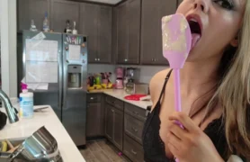 A Miss Mercyy tá toda à vontade, se mostrando na cozinha de um jeito bem gostoso