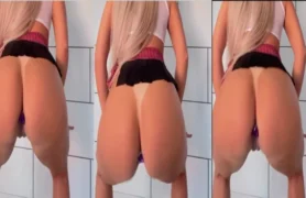 Ingrid Loira em um vídeo hot com uma loira safada usando um dildo