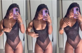 Lessa Fermino de biquíni preto gravando um vídeo no espelho